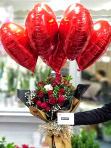 Aşkınıza 11 güllü ve 4 uçan Balon