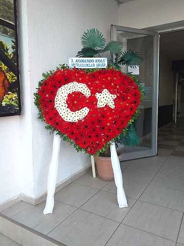 Bayrak Temalı Çelenk