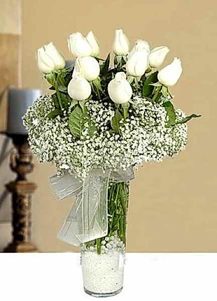 vazoda 11 beyaz gül